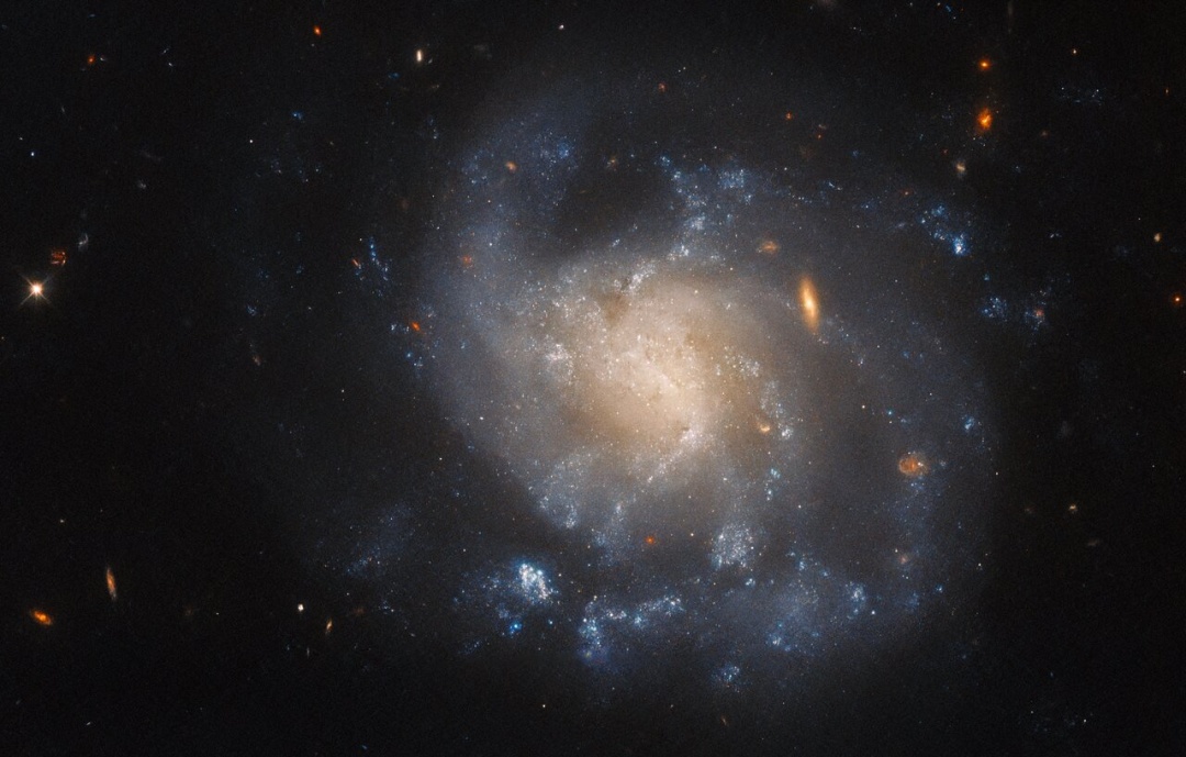 Космічний телескоп Hubble показав спіральну галактику в сузір’ї Риби
