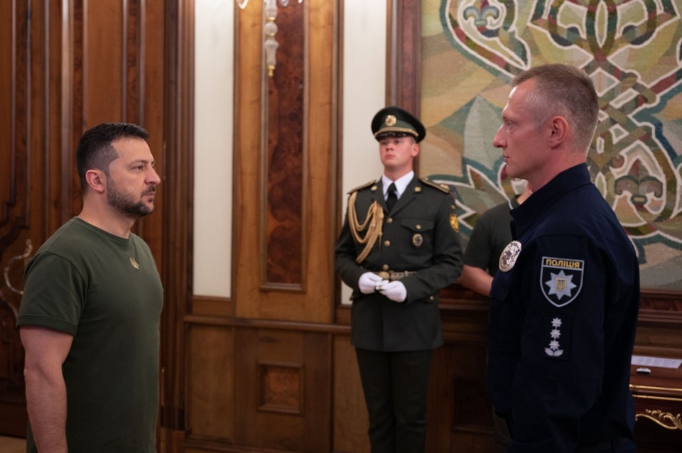 Zelensky presents epaulets of generals to military and security forces