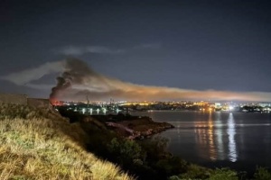 Після потужних вибухів у Севастополі спалахнула пожежа