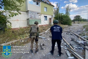 У селі на Харківщині - пряме влучання з артилерії РФ у багатоквартирний будинок
