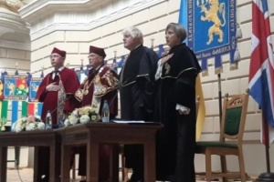 Fałszywe zdjęcie - Boris Johnson i profesorowie Narodowego Uniwersytetu im. Iwana Franki używali „nazistowskiego pozdrowienia” we Lwowie

