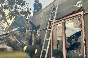 На Херсонщині ворог влучив у житлову будівлю, загинула жінка