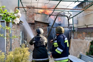 У Херсоні загасили пожежі, які спалахнули через російський обстріл