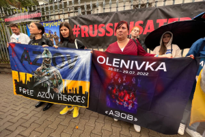Під посольством РФ у Варшаві провели акцію на підтримку захисників «Азовсталі»