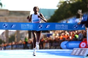 Ефіопська бігунка оновила світовий рекорд у марафоні 
