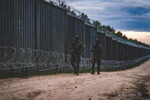 У Міноборони Польщі показали чергову спробу мігрантів прорвати кордон з боку Білорусі