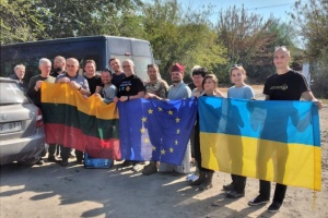Diplomáticos lituanos visitan una comunidad liberada en la región de Jersón