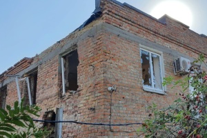 Nikopol mit Drohnen angegriffen, Infrastruktureinrichtungen und Häuser beschädigt