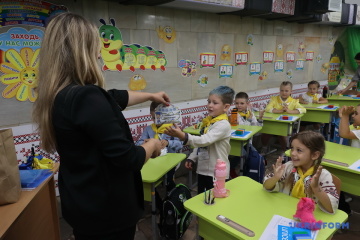 Schoolchildren take two-shift classes in Kharkiv Metro