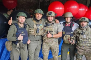 Militares lanzan globos con la bandera de Ucrania al cielo de Donetsk