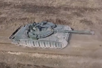 Nationalgardisten zerstören „bombensicheren“ Panzer, mit dem russische Propaganda prahlte