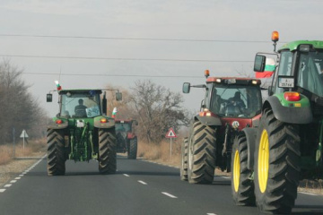 Bulgarian farmers start blocking roads due to permission to import grain from Ukraine