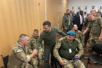 ゼレンシキー宇大統領、ニューヨークの病院で負傷ウクライナ兵と面会