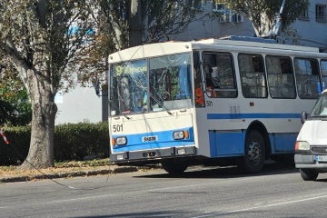 L'armée russe a pilonné un trolleybus à Kherson, tuant un policier et blessant deux passagers