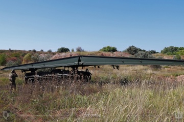 Ukrainische Soldaten üben Verlegung von Brücken mit Panzersystem Biber