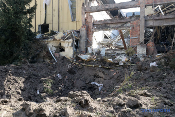 Raketenangriff auf Charkiw: Selenskyj drückt sein Beileid aus und zeigt Folgen