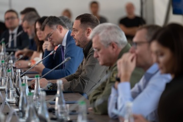 Yermak aborda la implementación de la Fórmula de Paz de Ucrania con los embajadores extranjeros en Babi Yar