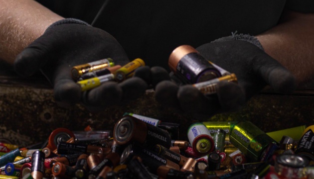 Як великі бізнеси Duracell, АТБ-маркет та SAVSERVICE організували найбільший в українському рітейлі проект утилізації батарейок Як великі бізнеси Duracell, АТБ-маркет та SAVSERVICE організували найбільший в українському рітейлі проект утилізації батарейок