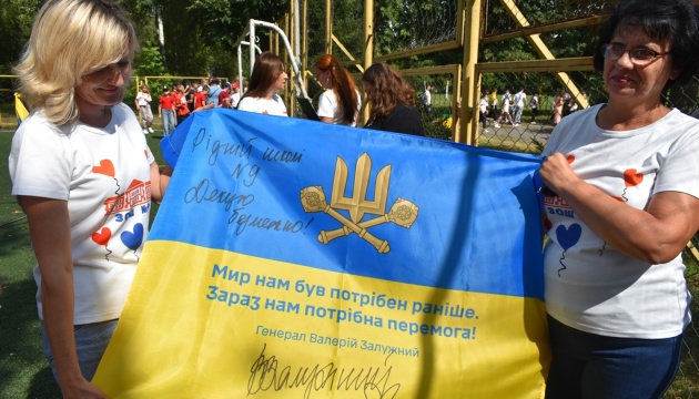 Залужний передав Звягельській гімназії прапор України зі своїм підписом