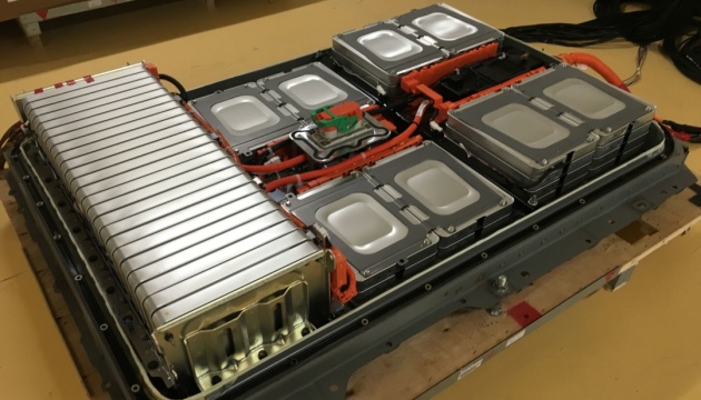 Nissan переробляє акумулятори електрокарів Leaf у портативні батареї