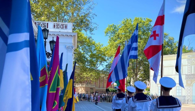 В Одесі з нагоди Дня міста урочисто підняли прапори родів військ та країн-партнерів