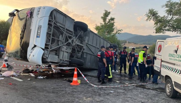 У Туреччині вантажівка врізалася в автобус із людьми: шестеро загиблих, 42 поранених