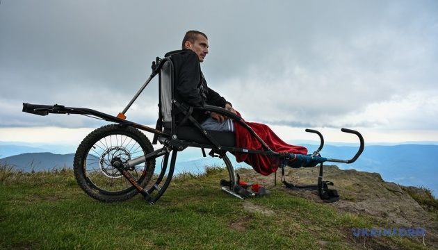 Ветеран війни у кріслі «джульєтка» піднявся на гору Пікуй