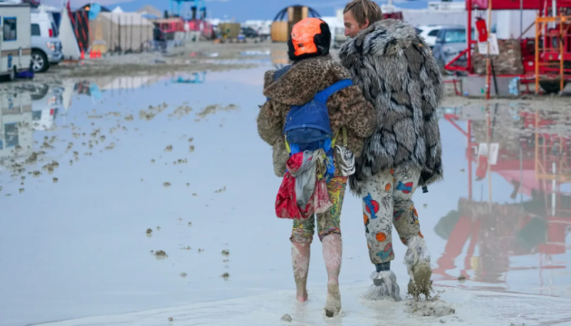 У США тисячі людей застрягли на фестивалі Burning Man через негоду