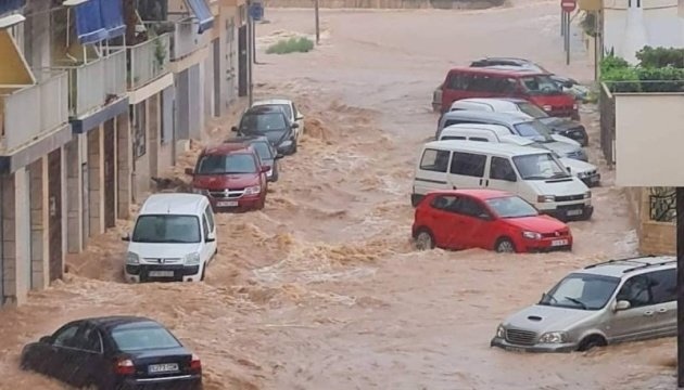 Мешканців Мадрида закликали залишатися вдома через потужні зливи