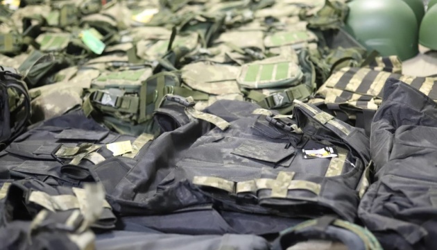Бронежилети, тепловізори, шоломи: для ЗСУ передали вилучені товари військового призначення
