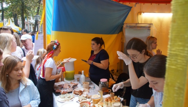 На Фестивалі посольств у Нідерландах частували українськими та кримськотатарськими стравами