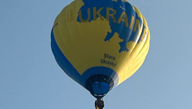 У Бельгії запустили синьо-жовту повітряну кулю з контурами України