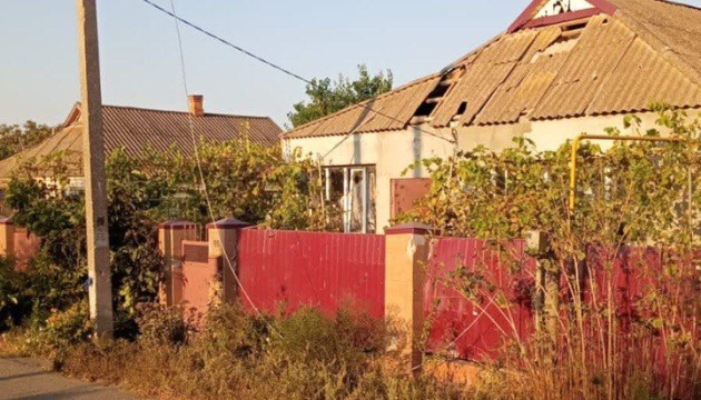 Російські війська вночі обстріляли селище на Херсонщині, пошкоджені будівлі