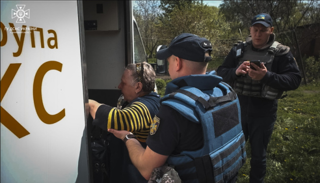 Примусова евакуація: з небезпечних громад на Запоріжжі вивезли шість родин із дітьми