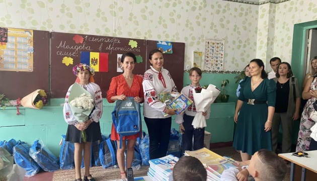 Дружина посла України в Молдові відвідала школи з вивченням української мови в Кишиневі