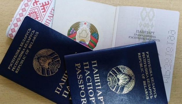 Білорусь припиняє видавати паспорти громадянам за кордоном