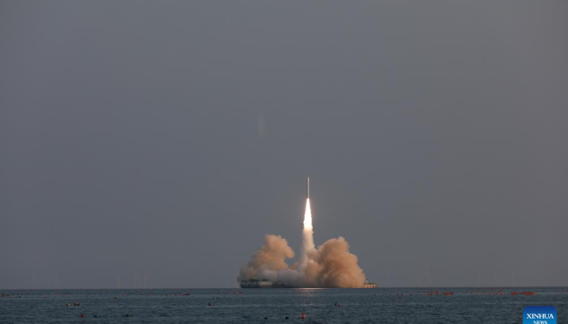 Китай запустив з морської платформи ракету з чотирма супутниками