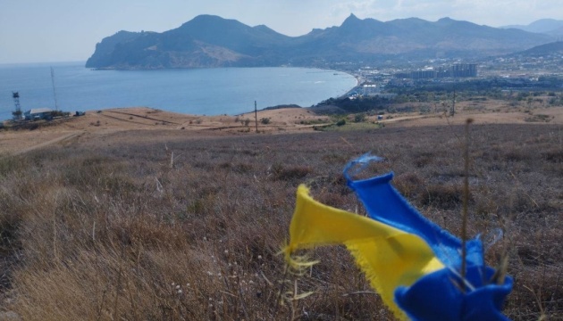 Українські активісти у Криму за кілька днів розвісили сотні стрічок - символів опору