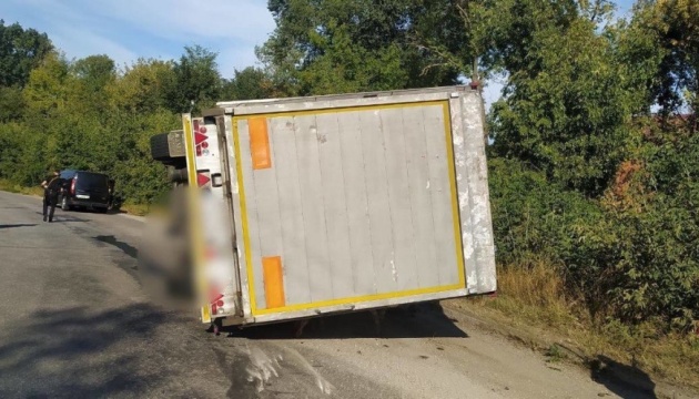 На Київщині фура з тваринами перекинулась на легковик, загинула людина