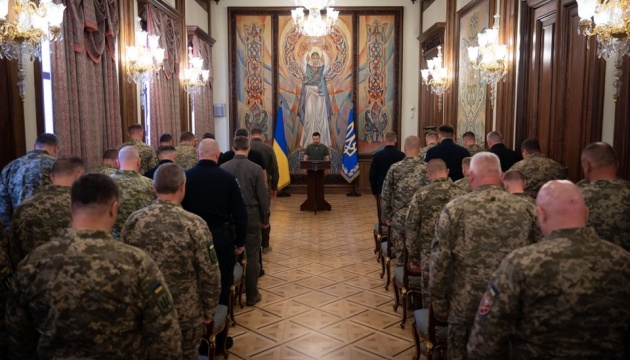 Зеленський вручив погони генералів військовим та силовикам