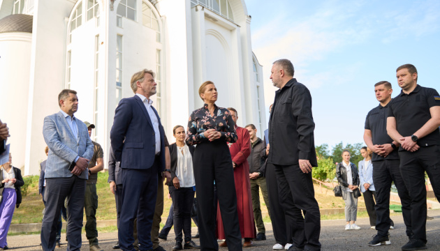 Прем'єрка Данії вшанувала в Бучі пам'ять жертв воєнних злочинів РФ