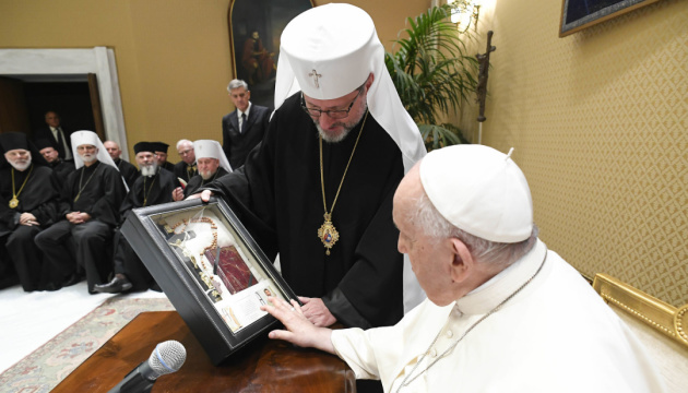 Єпископи УГКЦ подарували Папі Римському ікону зі спаленого росіянами храму