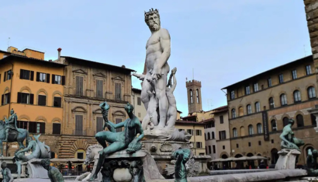 У Флоренції турист пошкодив фонтан заради фото