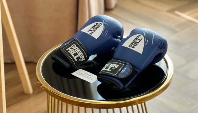 Боксерські рукавички з автографом Кличка продали на аукціоні для підтримки ЗСУ