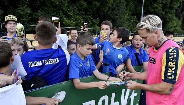 Українські футболісти перед грою з Англією зустрілися у Польщі з дітлахами