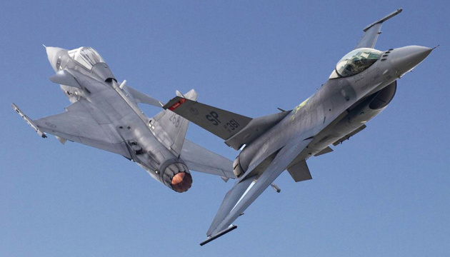 Gripeny a F-16, ktoré chce mať Ukrajina