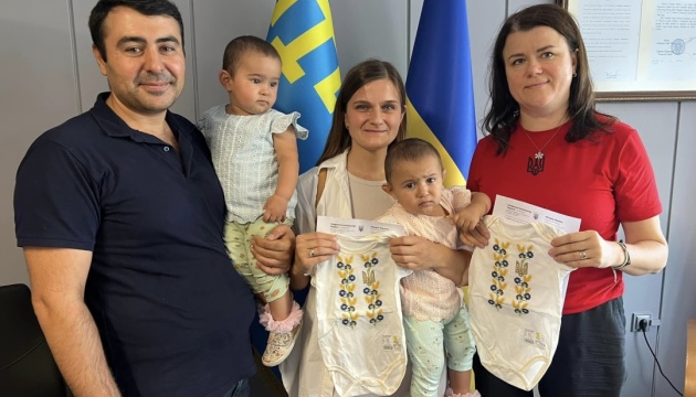 Маленькі українці в турецькій Бурсі отримали свої перші вишиванки