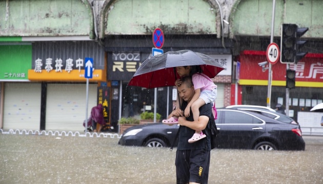 На півдні Китаю через сильні дощі евакуювали більш як 80 тисяч осіб