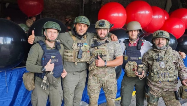 Militares lanzan globos con la bandera de Ucrania al cielo de Donetsk