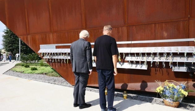 In Lviv, Boris Johnson honors memory of fallen soldiers, Heavenly Hundred heroes